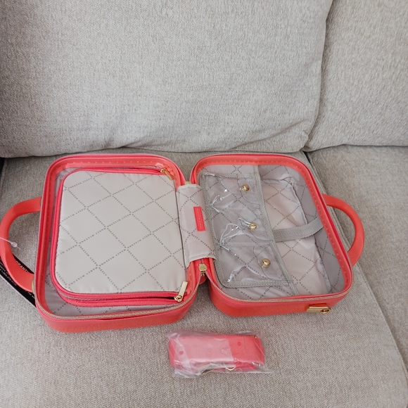 Marcy McKenna 2- in 1 Essential St.Tropez design beauty, makeup case - Picture 8 of 16